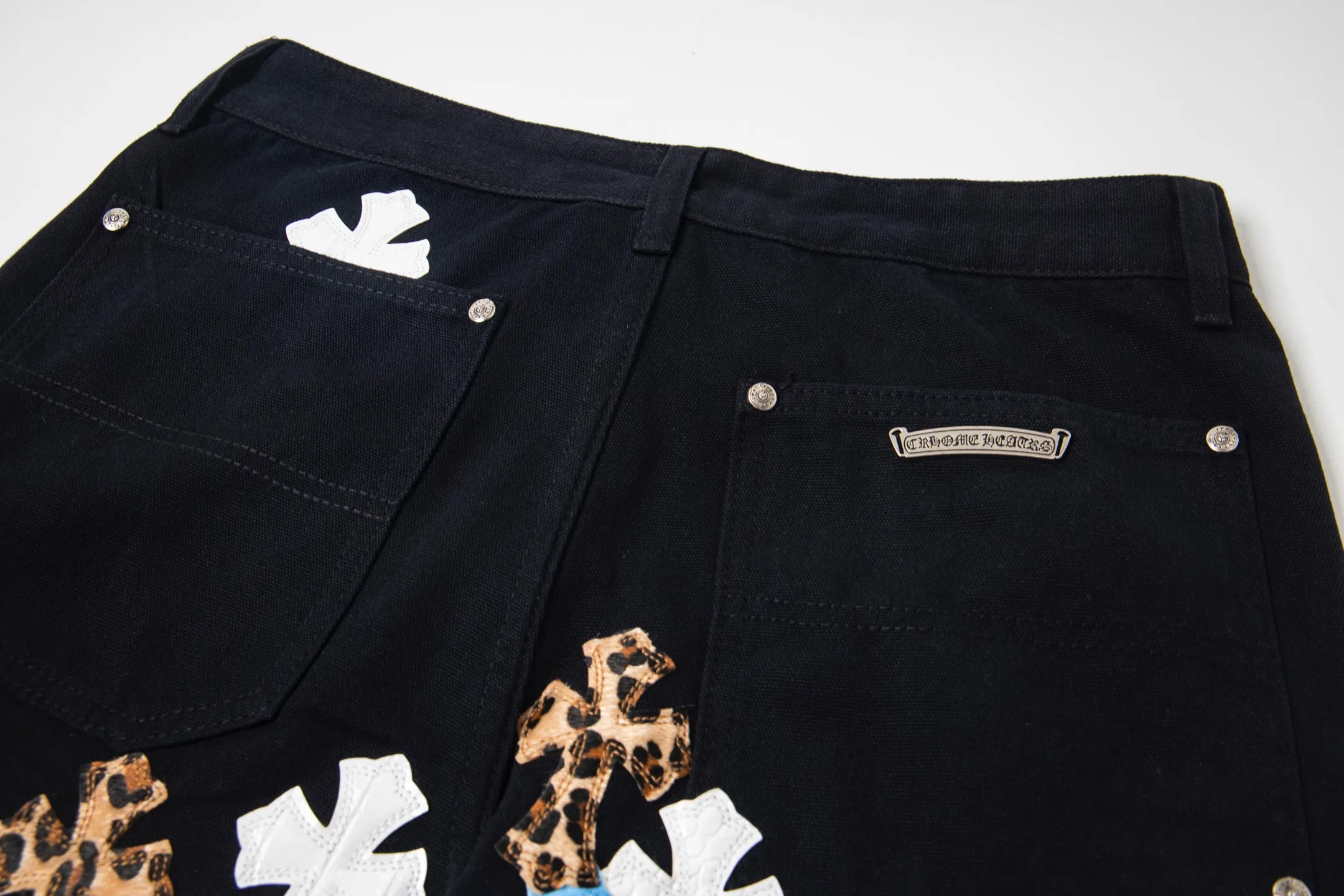 P290 💰 (Top version) Chrome Hearts/Chrome Hearts 25FW CH workwear logging large cross patchwork leather limited sale jeans Chrome Hearts' pants with the most popular colors are made of beaded canvas fabric, and heavy washing makes the upper body of the fabric more textured and the pants are tall and straight! The three-dimensional cutting of the whole trousers is a masterpiece! The hardware is customized by zp. The beaded canvas fabric is thick and soft after being washed. It has good breathability. Customized small leather label. Unique design. The details are simple and elegant, and the workmanship is exquisite. The whole trousers are neatly routed and the details are in place! It’s so cool that both men and women can easily control the genderless trend! Color: Black Size: 28-30-32-34-36 (corresponds to S-M-L-XL-XXL)